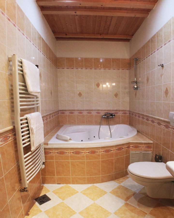Hotel Orix Яхимів Екстер'єр фото